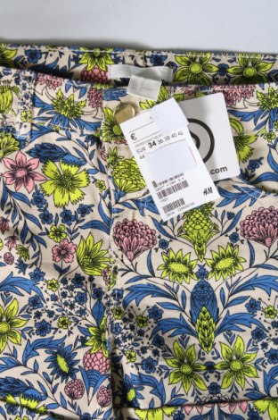 Дамски къс панталон H&M, Размер XS, Цвят Многоцветен, Цена 15,64 лв.