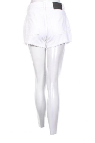 Γυναικείο κοντό παντελόνι Superdry, Μέγεθος M, Χρώμα Λευκό, Τιμή 36,08 €