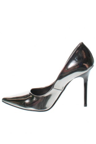 Дамски обувки Bata, Размер 38, Цвят Сребрист, Цена 62,00 лв.