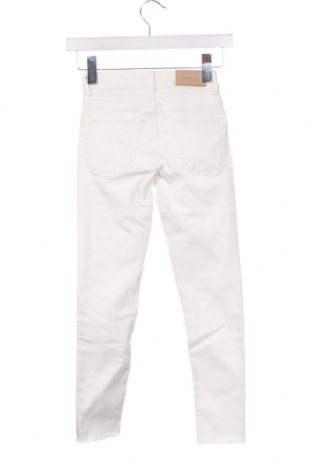 Детски дънки Zara, Размер 8-9y/ 134-140 см, Цвят Бял, Цена 18,00 лв.
