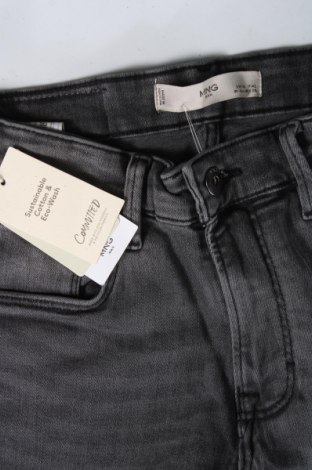 Pantaloni scurți de bărbați Mango, Mărime S, Culoare Gri, Preț 94,90 Lei
