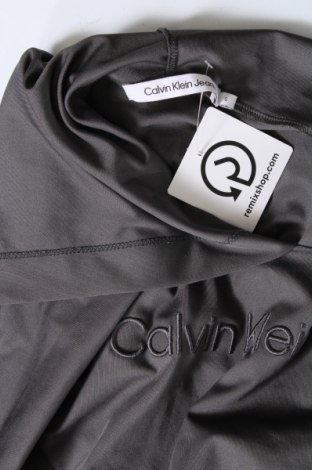 Рокля Calvin Klein Jeans, Размер S, Цвят Сив, Цена 68,00 лв.