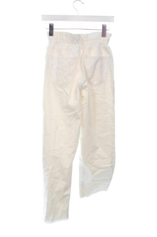 Γυναικείο Τζίν Bershka, Μέγεθος XS, Χρώμα Εκρού, Τιμή 7,99 €