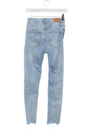 Damskie jeansy Bershka, Rozmiar S, Kolor Niebieski, Cena 43,99 zł
