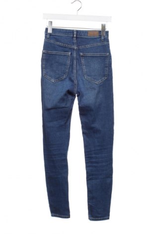 Damskie jeansy Pull&Bear, Rozmiar XS, Kolor Niebieski, Cena 43,99 zł