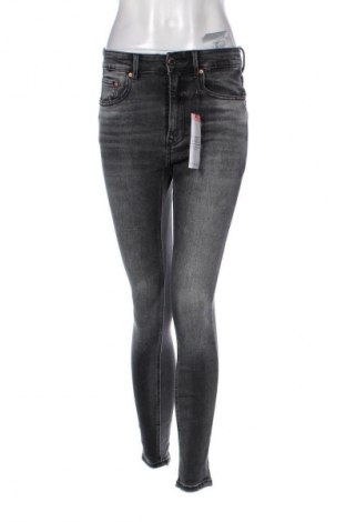 Damskie jeansy Stradivarius, Rozmiar S, Kolor Szary, Cena 108,39 zł
