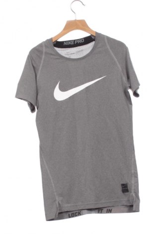Детска тениска Nike, Размер 12-13y/ 158-164 см, Цвят Сив, Цена 23,99 лв.