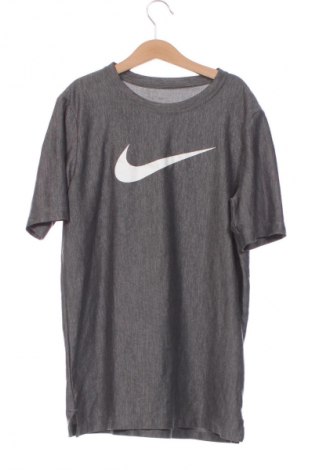 Παιδικό μπλουζάκι Nike, Μέγεθος 12-13y/ 158-164 εκ., Χρώμα Γκρί, Τιμή 15,99 €