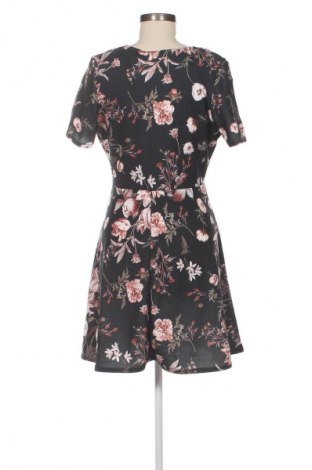 Kleid Boohoo, Größe L, Farbe Mehrfarbig, Preis 12,99 €