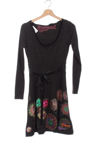 Рокля Desigual, Размер XS, Цвят Многоцветен, Цена 81,93 лв.