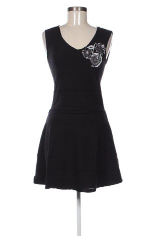 Kleid Desigual, Größe M, Farbe Schwarz, Preis 95,64 €