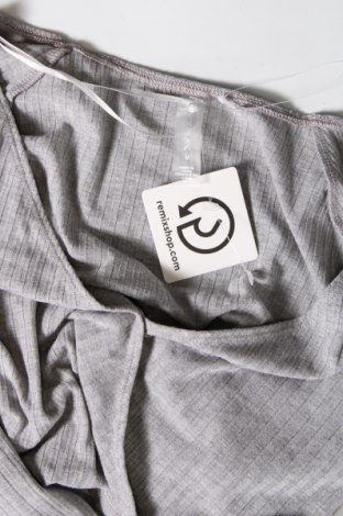 Γυναικεία μπλούζα ONLY Play, Μέγεθος M, Χρώμα Γκρί, Τιμή 4,33 €