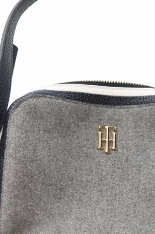 Дамска чанта Tommy Hilfiger, Цвят Сив, Цена 97,75 лв.
