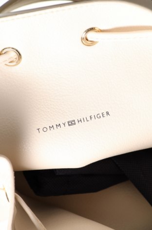 Дамска чанта Tommy Hilfiger, Цвят Бежов, Цена 274,55 лв.