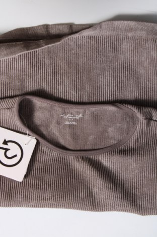 Γυναικείο t-shirt Out From Under, Μέγεθος S, Χρώμα Γκρί, Τιμή 10,82 €