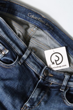 Дамски дънки Calvin Klein Jeans, Размер M, Цвят Син, Цена 68,00 лв.