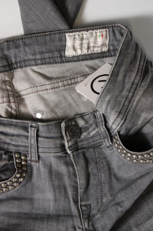 Damen Jeans Good Morning Universe, Größe M, Farbe Grau, Preis 4,59 €