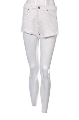 Дамски къс панталон, Размер M, Цвят Бял, Цена 11,40 лв.