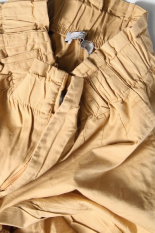 Дамски къс панталон Bershka, Размер S, Цвят Бежов, Цена 19,00 лв.