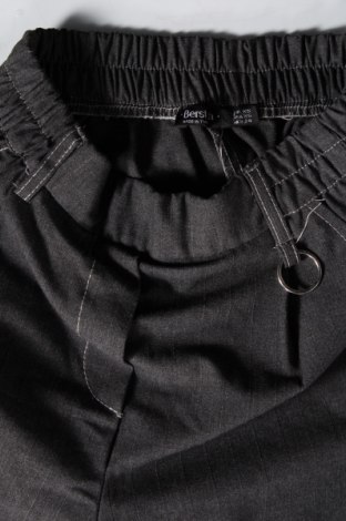 Pantaloni scurți de femei Bershka, Mărime XS, Culoare Gri, Preț 24,72 Lei