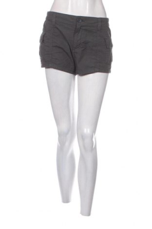 Γυναικείο κοντό παντελόνι Bershka, Μέγεθος M, Χρώμα Γκρί, Τιμή 5,77 €