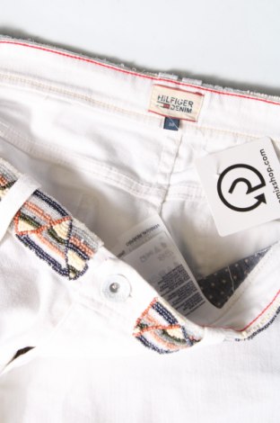 Дамски къс панталон Hilfiger Denim, Размер L, Цвят Бял, Цена 48,61 лв.