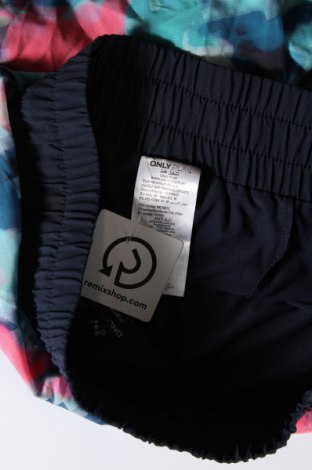 Дамски къс панталон ONLY Play, Размер M, Цвят Многоцветен, Цена 20,89 лв.
