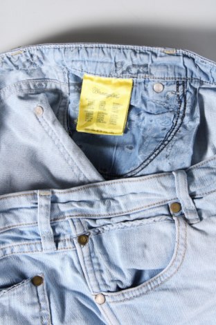 Дамски къс панталон Wrangler, Размер M, Цвят Син, Цена 29,23 лв.