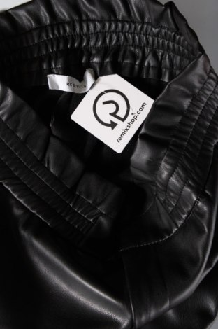 Γυναικείο παντελόνι δερμάτινο Reserved, Μέγεθος S, Χρώμα Μαύρο, Τιμή 7,01 €