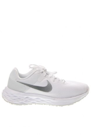 Дамски обувки Nike, Размер 39, Цвят Бял, Цена 53,40 лв.