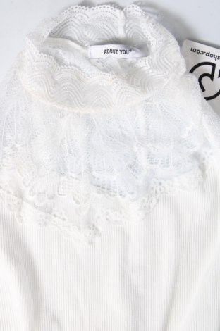Γυναικείο αμάνικο μπλουζάκι About You, Μέγεθος M, Χρώμα Λευκό, Τιμή 15,98 €