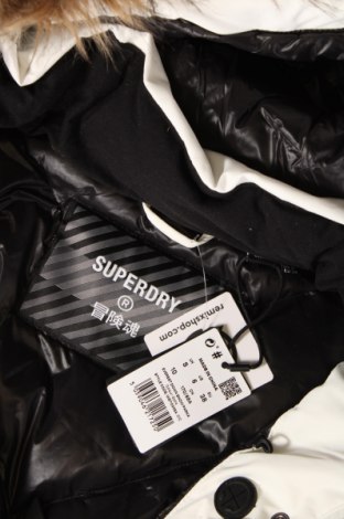 Дамско яке за зимни спортове Superdry, Размер M, Цвят Бял, Цена 140,50 лв.