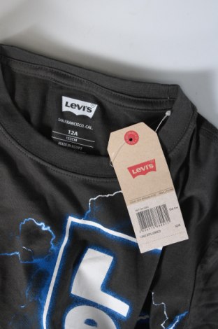 Детска тениска Levi's, Размер 11-12y/ 152-158 см, Цвят Сив, Цена 51,00 лв.