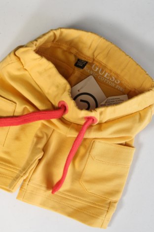 Детски къс панталон Guess, Размер 3-6m/ 62-68 см, Цвят Жълт, Цена 9,45 лв.