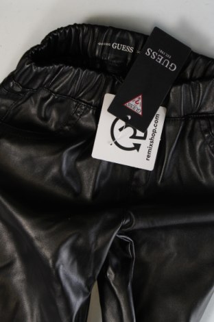 Παιδικό δερμάτινο παντελόνι Guess, Μέγεθος 3-4y/ 104-110 εκ., Χρώμα Μαύρο, Τιμή 26,37 €