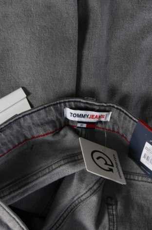 Férfi rövidnadrág Tommy Jeans, Méret M, Szín Szürke, Ár 24 736 Ft