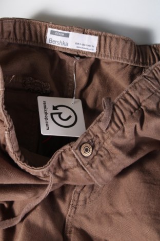 Мъжки панталон Bershka, Размер S, Цвят Бежов, Цена 8,41 лв.