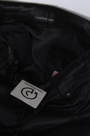 Пола Calvin Klein Jeans, Размер M, Цвят Черен, Цена 63,85 лв.