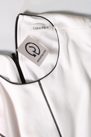 Рокля Calvin Klein, Размер S, Цвят Бял, Цена 109,00 лв.