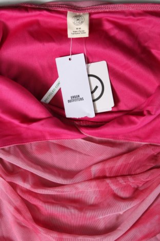 Рокля Urban Outfitters, Размер M, Цвят Розов, Цена 108,00 лв.