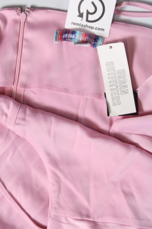 Рокля Urban Outfitters, Размер L, Цвят Розов, Цена 43,20 лв.