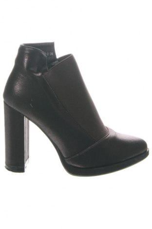 Botine de damă Unbranded, Mărime 36, Culoare Maro, Preț 53,00 Lei