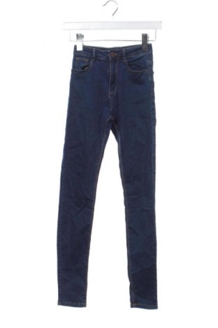 Damskie jeansy Bershka, Rozmiar XS, Kolor Niebieski, Cena 95,99 zł