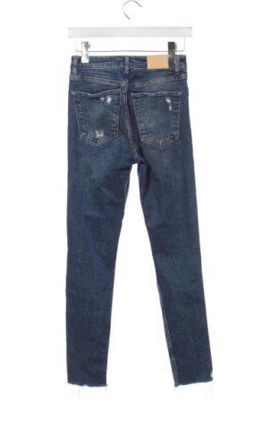 Damskie jeansy Bershka, Rozmiar XS, Kolor Niebieski, Cena 68,33 zł