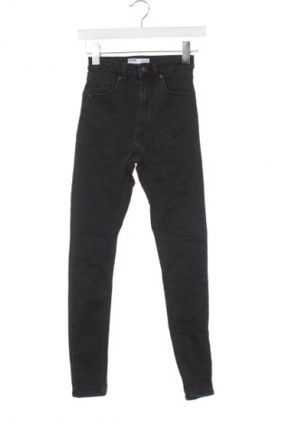 Γυναικείο Τζίν Bershka, Μέγεθος XS, Χρώμα Γκρί, Τιμή 18,99 €
