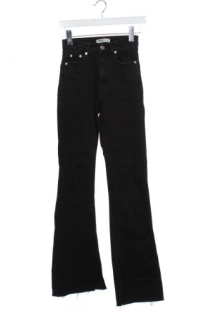 Damskie jeansy Pull&Bear, Rozmiar XXS, Kolor Czarny, Cena 111,98 zł