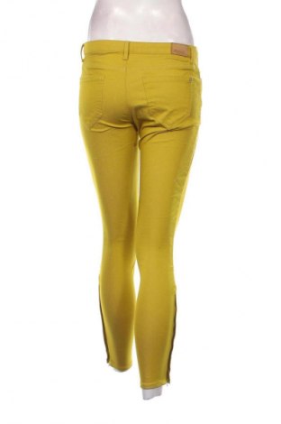 Blugi de femei Zara, Mărime M, Culoare Galben, Preț 88,99 Lei