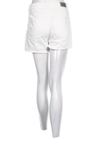 Pantaloni scurți de femei Mustang, Mărime M, Culoare Alb, Preț 86,00 Lei