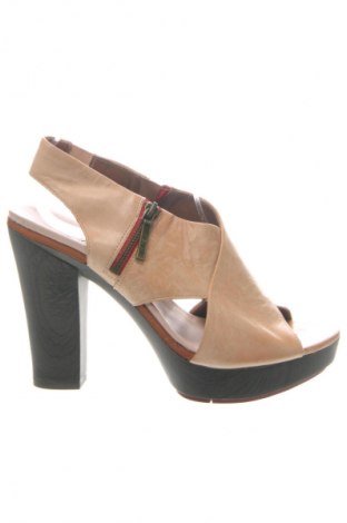 Сандали Clarks, Размер 40, Цвят Бежов, Цена 159,52 лв.