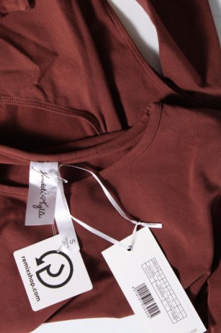 Дамска блуза - боди Kendall & Kylie, Размер S, Цвят Червен, Цена 43,20 лв.